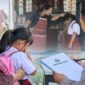 Ilustrasi orang tua korban mendampingi Siswi Korban Bully Takalar yang masih trauma saat memberikan keterangan kepada pihak kepolisian (Visual AI)