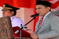 Ketua DPRD Luwu Utara, Husain, membacakan teks Proklamasi Kemerdekaan RI pada upacara peringatan HUT ke-81 di Taman Siswa, Masamba, Senin (17/8/2026).