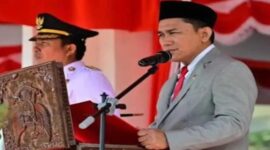 Ketua DPRD Luwu Utara, Husain, membacakan teks Proklamasi Kemerdekaan RI pada upacara peringatan HUT ke-81 di Taman Siswa, Masamba, Senin (17/8/2026).