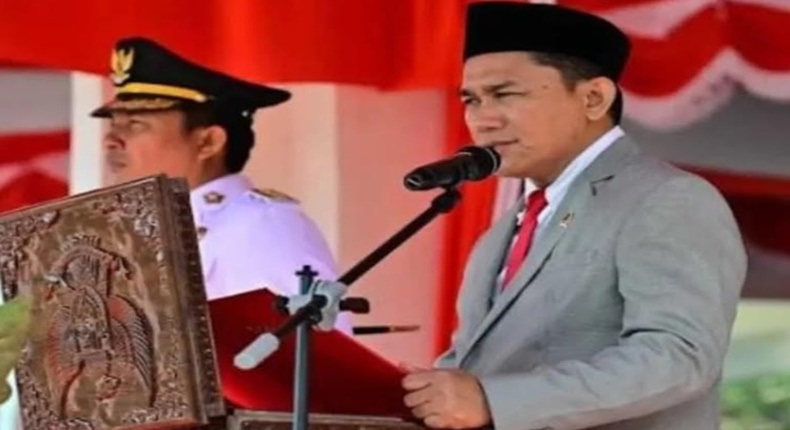 Ketua DPRD Luwu Utara, Husain, membacakan teks Proklamasi Kemerdekaan RI pada upacara peringatan HUT ke-81 di Taman Siswa, Masamba, Senin (17/8/2026).