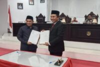 Pertukaran dokumen Ranperda RPJMD 2025–2029 yang telah disepakati dalam sidang paripurna DPRD Lutra.