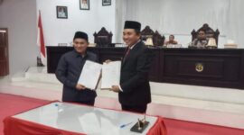 Pertukaran dokumen Ranperda RPJMD 2025–2029 yang telah disepakati dalam sidang paripurna DPRD Lutra.