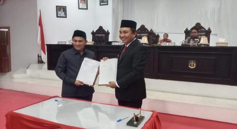 Pertukaran dokumen Ranperda RPJMD 2025–2029 yang telah disepakati dalam sidang paripurna DPRD Lutra.