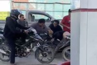 Tangkapan layar video perkelahian dua pria saat mengantre BBM di SPBU Labuaja, Bone.