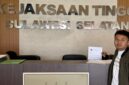 Ketua Gerakan Revolusi Hukum (GRH) M. Ishadul, saat menyerahkan laporan dugaan korupsi anggaran kegiatan Dispora Makassar Tahun Anggaran 2025 ke Kejati Sulsel.