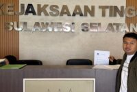 Ketua Gerakan Revolusi Hukum (GRH) M. Ishadul, saat menyerahkan laporan dugaan korupsi anggaran kegiatan Dispora Makassar Tahun Anggaran 2025 ke Kejati Sulsel.