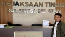 Ketua Gerakan Revolusi Hukum (GRH) M. Ishadul, saat menyerahkan laporan dugaan korupsi anggaran kegiatan Dispora Makassar Tahun Anggaran 2025 ke Kejati Sulsel.