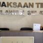 Ketua Gerakan Revolusi Hukum (GRH) M. Ishadul, saat menyerahkan laporan dugaan korupsi anggaran kegiatan Dispora Makassar Tahun Anggaran 2025 ke Kejati Sulsel.