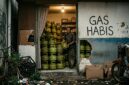 Ilustrasi penimbun LPG 3 Kg dan kios nakal (Visual AI)