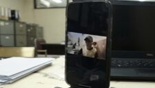 Tersangka kasus tanah, Hatta Hamzah saat dilakukan konfrontasi via video call dari Penyidik.