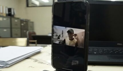 Tersangka kasus tanah, Hatta Hamzah saat dilakukan konfrontasi via video call dari Penyidik.