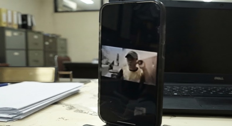Tersangka kasus tanah, Hatta Hamzah saat dilakukan konfrontasi via video call dari Penyidik.