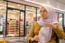 Bupati Gowa Sitti Husniah Talenrang dengan latar ilustrasi minimarket. Kasus dugaan korupsi pengurusan PBG yang menjeratnya menjadi sorotan setelah sebelumnya muncul polemik terkait operasional sejumlah minimarket di Gowa. (Visual AI)