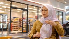 Bupati Gowa Sitti Husniah Talenrang dengan latar ilustrasi minimarket. Kasus dugaan korupsi pengurusan PBG yang menjeratnya menjadi sorotan setelah sebelumnya muncul polemik terkait operasional sejumlah minimarket di Gowa. (Visual AI)