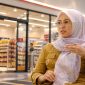 Bupati Gowa Sitti Husniah Talenrang dengan latar ilustrasi minimarket. Kasus dugaan korupsi pengurusan PBG yang menjeratnya menjadi sorotan setelah sebelumnya muncul polemik terkait operasional sejumlah minimarket di Gowa. (Visual AI)