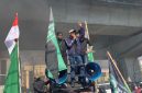 Ketua HMI Korkom UIT Cabang Makassar, Irwan Abbas Paemba (tengah di atas mobil komando), memimpin orasi aksi unjuk rasa di bawah jalan layang Makassar. Massa aksi mendesak transparansi dan evaluasi total jajaran kepolisian atas penanganan kasus penembakan DPO yang berujung kematian.
