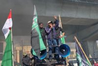 Ketua HMI Korkom UIT Cabang Makassar, Irwan Abbas Paemba (tengah di atas mobil komando), memimpin orasi aksi unjuk rasa di bawah jalan layang Makassar. Massa aksi mendesak transparansi dan evaluasi total jajaran kepolisian atas penanganan kasus penembakan DPO yang berujung kematian.