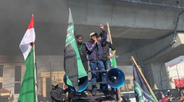 Ketua HMI Korkom UIT Cabang Makassar, Irwan Abbas Paemba (tengah di atas mobil komando), memimpin orasi aksi unjuk rasa di bawah jalan layang Makassar. Massa aksi mendesak transparansi dan evaluasi total jajaran kepolisian atas penanganan kasus penembakan DPO yang berujung kematian.
