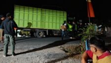 Truk bermuatan balok kayu yang diamankan petugas KPH Rongkong di Jalur Trans Provinsi Sabbang-Tallang Sae, Luwu Utara, Kamis (17/9/2026). Kasus tersebut kini dalam pemeriksaan Unit Tipiter Polres Luwu Utara.
