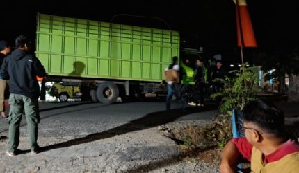 Truk bermuatan balok kayu yang diamankan petugas KPH Rongkong di Jalur Trans Provinsi Sabbang-Tallang Sae, Luwu Utara, Kamis (17/9/2026). Kasus tersebut kini dalam pemeriksaan Unit Tipiter Polres Luwu Utara.