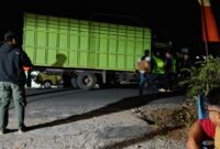 Truk bermuatan balok kayu yang diamankan petugas KPH Rongkong di Jalur Trans Provinsi Sabbang-Tallang Sae, Luwu Utara, Kamis (17/9/2026). Kasus tersebut kini dalam pemeriksaan Unit Tipiter Polres Luwu Utara.