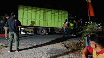 Truk bermuatan balok kayu yang diamankan petugas KPH Rongkong di Jalur Trans Provinsi Sabbang-Tallang Sae, Luwu Utara, Kamis (17/9/2026). Kasus tersebut kini dalam pemeriksaan Unit Tipiter Polres Luwu Utara.