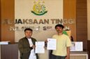 Dua aktivis anti korupsi, GRH dan APAK saat menyerahkan dokumen laporan resmi terkait dugaan tindak pidana korupsi dana hibah KORMI Makassar sebesar Rp 1,5 miliar Tahun Anggaran 2025 di Kejati Sulsel pada Jumat, 18 September 2026.