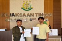 Dua aktivis anti korupsi, GRH dan APAK saat menyerahkan dokumen laporan resmi terkait dugaan tindak pidana korupsi dana hibah KORMI Makassar sebesar Rp 1,5 miliar Tahun Anggaran 2025 di Kejati Sulsel pada Jumat, 18 September 2026.