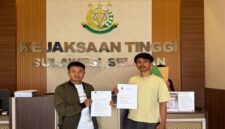 Dua aktivis anti korupsi, GRH dan APAK saat menyerahkan dokumen laporan resmi terkait dugaan tindak pidana korupsi dana hibah KORMI Makassar sebesar Rp 1,5 miliar Tahun Anggaran 2025 di Kejati Sulsel pada Jumat, 18 September 2026.