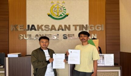 Dua aktivis anti korupsi, GRH dan APAK saat menyerahkan dokumen laporan resmi terkait dugaan tindak pidana korupsi dana hibah KORMI Makassar sebesar Rp 1,5 miliar Tahun Anggaran 2025 di Kejati Sulsel pada Jumat, 18 September 2026.