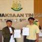 Dua aktivis anti korupsi, GRH dan APAK saat menyerahkan dokumen laporan resmi terkait dugaan tindak pidana korupsi dana hibah KORMI Makassar sebesar Rp 1,5 miliar Tahun Anggaran 2025 di Kejati Sulsel pada Jumat, 18 September 2026.