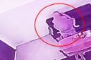 Tangkapan rekaman CCTV oknum kepsek dan guru SD Pekalongan kedapatan asyik “adu kelamin” di dalam ruang kelas saat jam belajar berakhir. 