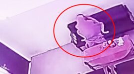 Tangkapan rekaman CCTV oknum kepsek dan guru SD Pekalongan kedapatan asyik “adu kelamin” di dalam ruang kelas saat jam belajar berakhir. 