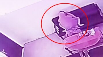 Tangkapan rekaman CCTV oknum kepsek dan guru SD Pekalongan kedapatan asyik “adu kelamin” di dalam ruang kelas saat jam belajar berakhir. 