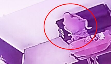 Tangkapan rekaman CCTV oknum kepsek dan guru SD Pekalongan kedapatan asyik “adu kelamin” di dalam ruang kelas saat jam belajar berakhir.