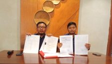 Kuasa hukum Owner RA Skincare, Wawan Nur Rewa bersama Anugrah Mansur, dalam konferensi pers di Makassar pada Sabtu (26/9/2026), mengungkap kronologi dugaan penipuan berkedok investasi yang menyeret bos kosmetik berinisial AHA.