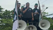 Direktur LKBHMI HMI Cabang Makassar, Alif Fajar, S.H., saat menyampaikan pernyataan sikap mendesak Mabes Polri mengevaluasi penanganan perkara dan menguji rantai komando Polda Sulsel.