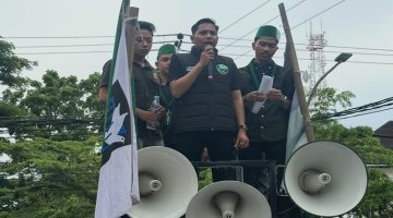 Direktur LKBHMI HMI Cabang Makassar, Alif Fajar, S.H., saat menyampaikan pernyataan sikap mendesak Mabes Polri mengevaluasi penanganan perkara dan menguji rantai komando Polda Sulsel.
