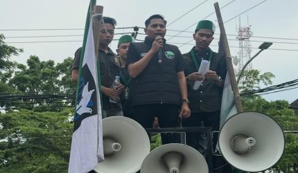 Direktur LKBHMI HMI Cabang Makassar, Alif Fajar, S.H., saat menyampaikan pernyataan sikap mendesak Mabes Polri mengevaluasi penanganan perkara dan menguji rantai komando Polda Sulsel.