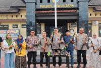 Warga dan aparat berfoto bersama menampilkan 60 senjata yang diserahkan secara sukarela di halaman Polres Lutra, bukti komitmen perdamaian Desa Munte dan Karondang.