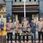 Warga dan aparat berfoto bersama menampilkan 60 senjata yang diserahkan secara sukarela di halaman Polres Lutra, bukti komitmen perdamaian Desa Munte dan Karondang.
