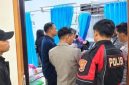 Petugas kepolisian bersama pihak terkait saat memantau kondisi pelajar di Kendari yang menjalani perawatan medis di fasilitas kesehatan akibat dugaan keracunan MBG (Foto : Ist)