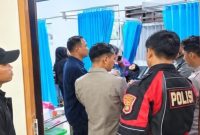 Petugas kepolisian bersama pihak terkait saat memantau kondisi pelajar di Kendari yang menjalani perawatan medis di fasilitas kesehatan akibat dugaan keracunan MBG (Foto : Ist)