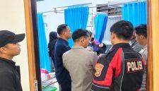 Petugas kepolisian bersama pihak terkait saat memantau kondisi pelajar di Kendari yang menjalani perawatan medis di fasilitas kesehatan akibat dugaan keracunan MBG (Foto : Ist)