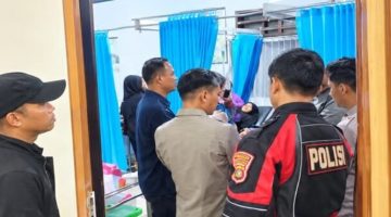 Petugas kepolisian bersama pihak terkait saat memantau kondisi pelajar di Kendari yang menjalani perawatan medis di fasilitas kesehatan akibat dugaan keracunan MBG (Foto : Ist)