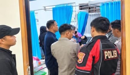 Petugas kepolisian bersama pihak terkait saat memantau kondisi pelajar di Kendari yang menjalani perawatan medis di fasilitas kesehatan akibat dugaan keracunan MBG (Foto : Ist)