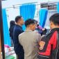 Petugas kepolisian bersama pihak terkait saat memantau kondisi pelajar di Kendari yang menjalani perawatan medis di fasilitas kesehatan akibat dugaan keracunan MBG (Foto : Ist)