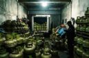 Ilustrasi gudang tertutup di Gowa yang diduga menjadi lokasi penimbunan pasokan gas elpiji 3 kg bersubsidi, di tengah keluhan warga yang kesulitan. (Visual AI)