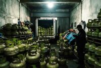 Ilustrasi gudang tertutup di Gowa yang diduga menjadi lokasi penimbunan pasokan gas elpiji 3 kg bersubsidi, di tengah keluhan warga yang kesulitan. (Visual AI)
