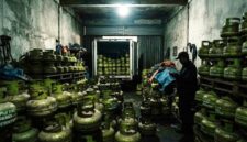 Ilustrasi gudang tertutup di Gowa yang diduga menjadi lokasi penimbunan pasokan gas elpiji 3 kg bersubsidi, di tengah keluhan warga yang kesulitan. (Visual AI)